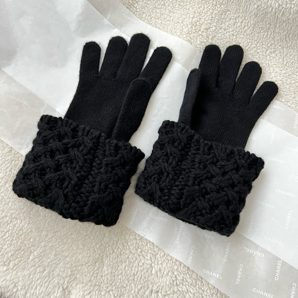 Auth Chanel CC Logo Black Knit Cashmere Gloves - Picture 2 of 8